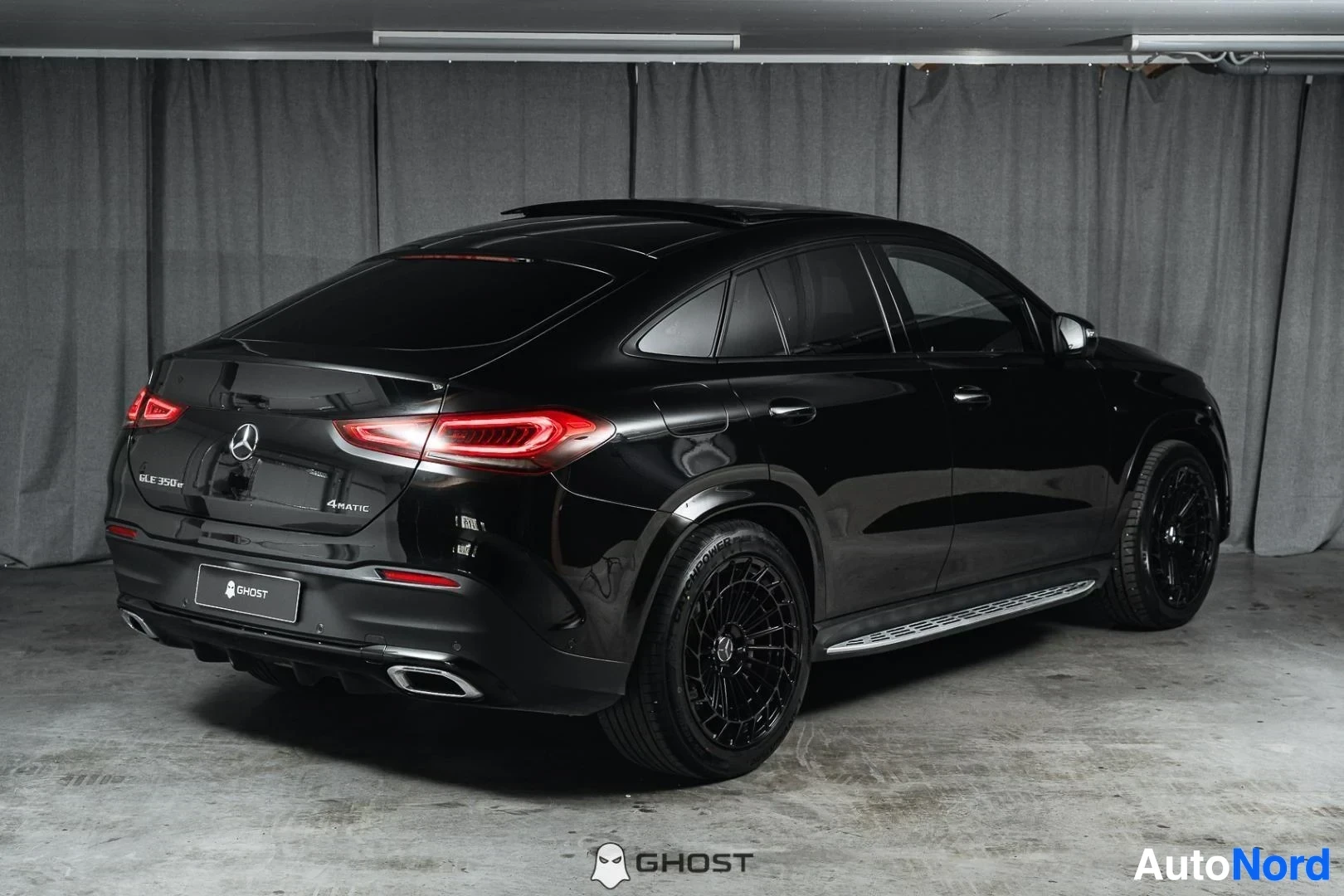 Takaviisto: Musta Mercedes-Benz GLE Coupé, koko ajoneuvo näkyvissä, coupémainen takalinja, studiotausta