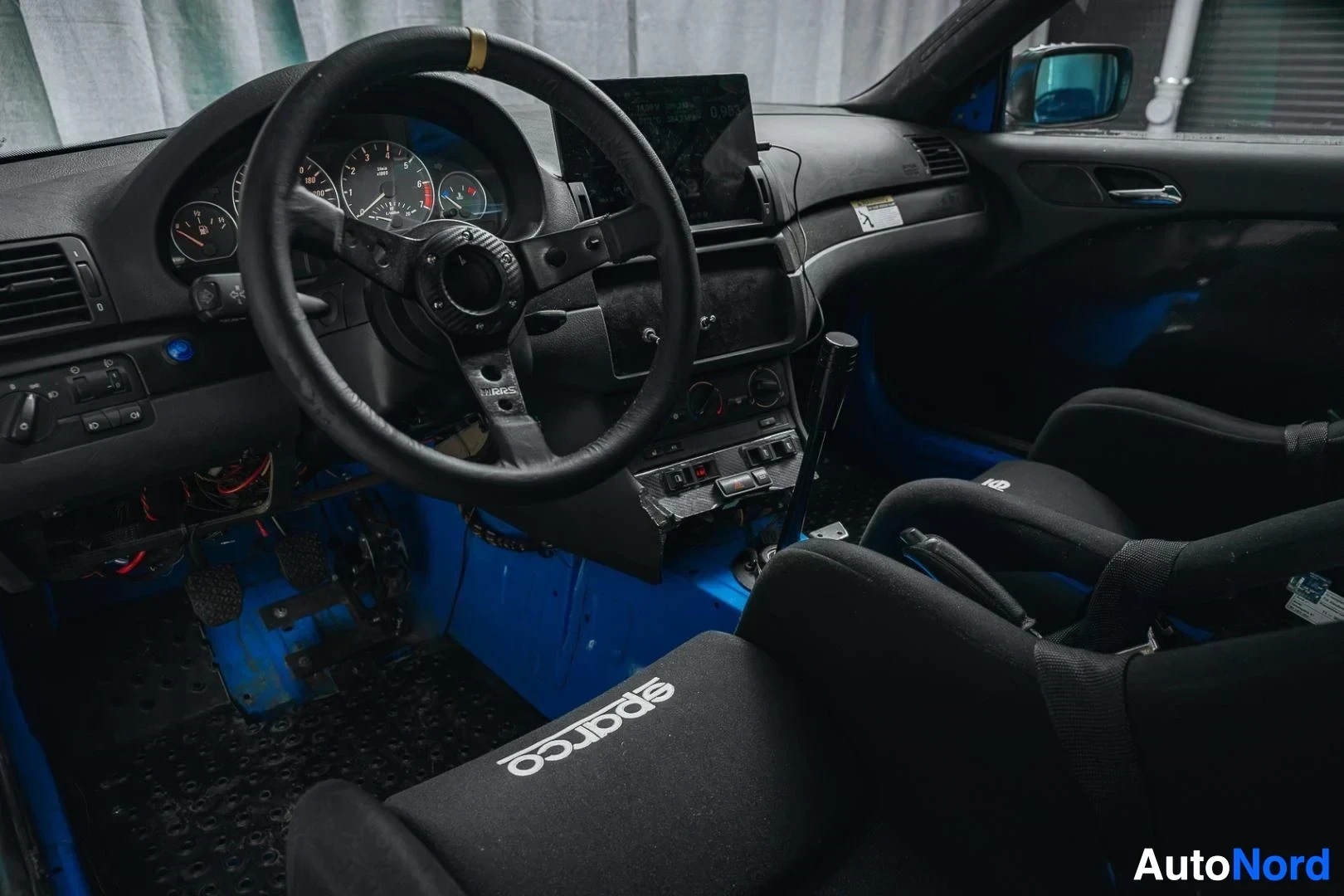 Ohjaamo: Sininen BMW 330 kilpa-auto, kilpaohjauspyörä, Sparco-kilpaistuin ja turvakaaret
