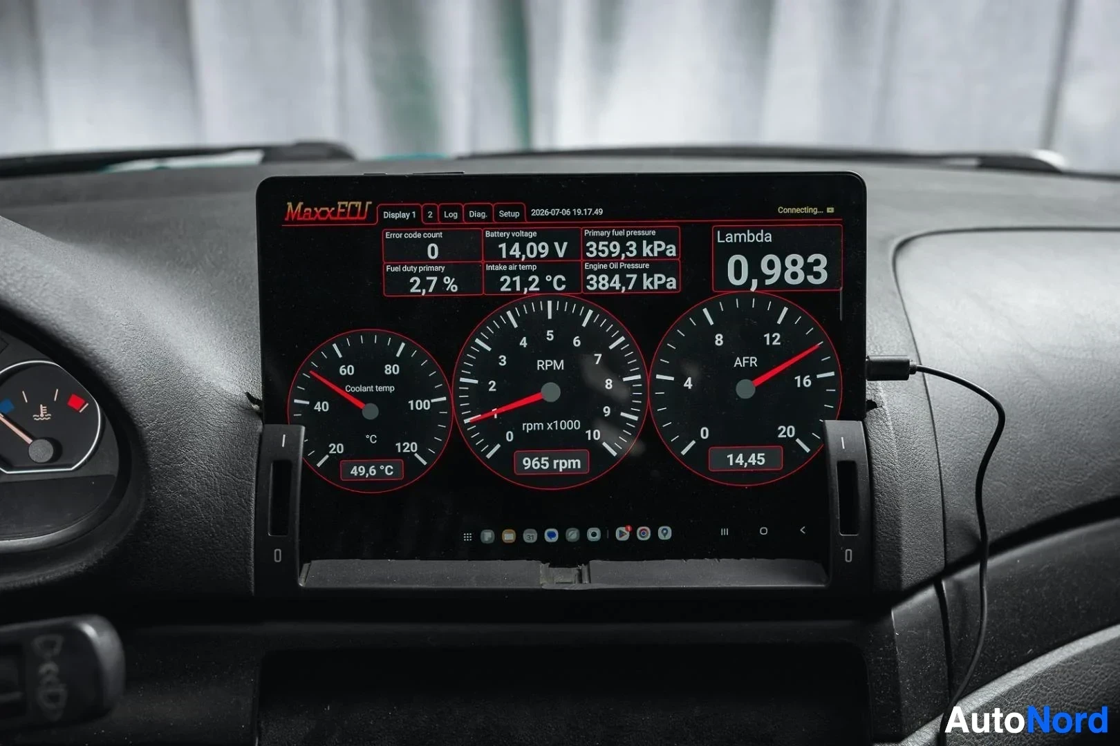 Yksityiskohta: Sininen BMW 330 kilpa-auto, digitaalinen kilpamittaristo kojelaudalla