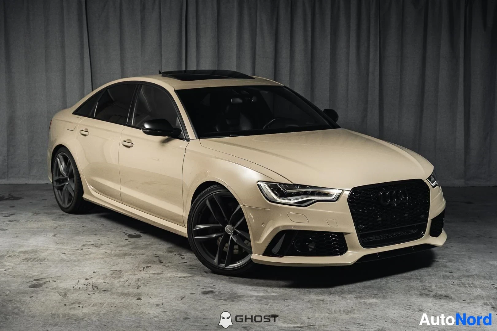 Etuviisto, nokka oikealle: Beige Audi S6, koko ajoneuvo näkyvissä, mustat vanteet, studiotausta