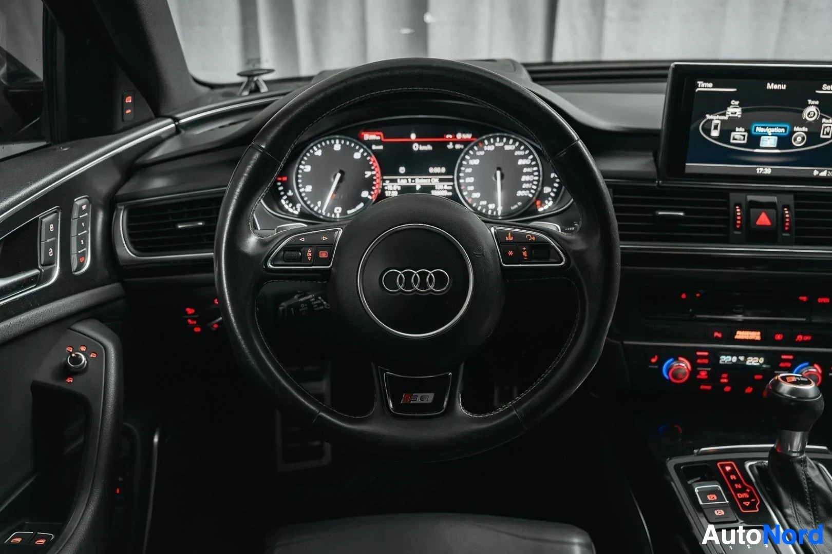 Ohjaamo: Beige Audi S6, ohjauspyörä ja mittaristo kuljettajan puolelta