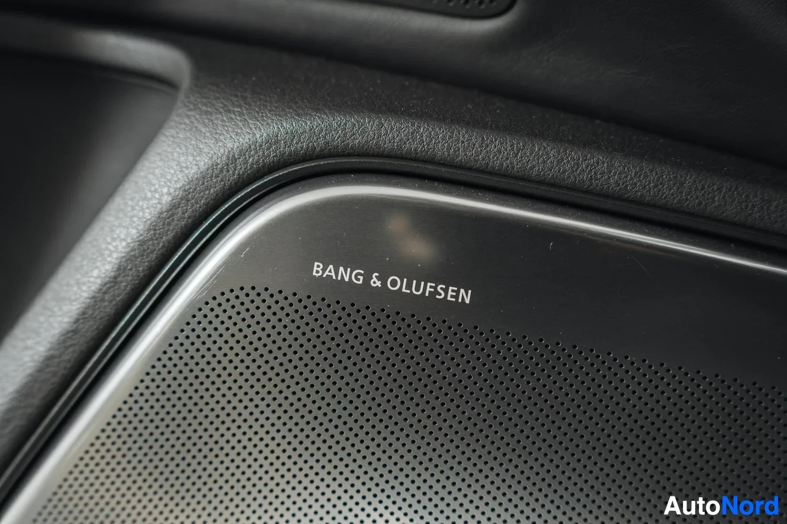 Yksityiskohta: Beige Audi S6, Bang & Olufsen -kaiuttimen ritilä ovessa