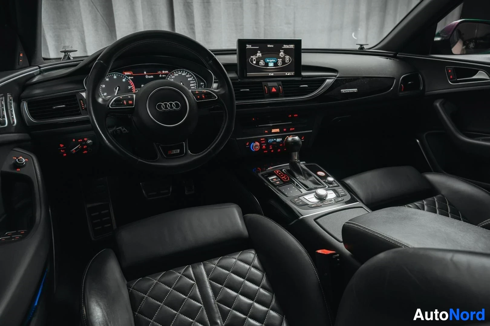 Ohjaamo: Beige Audi S6, kojelauta ja ohjauspyörä matkustajan puolelta, musta nahkaverhoilu