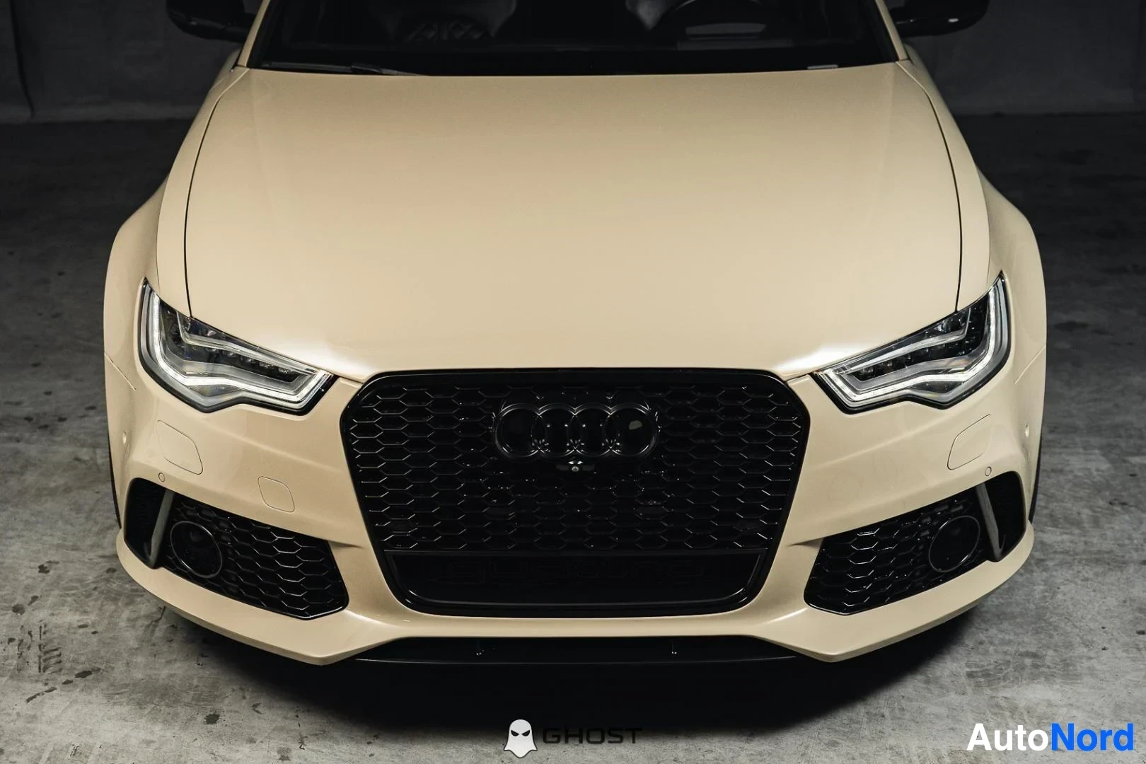 Edestä: Beige Audi S6, lähikuva keulasta, musta hunajakennosäleikkö ja konepelti