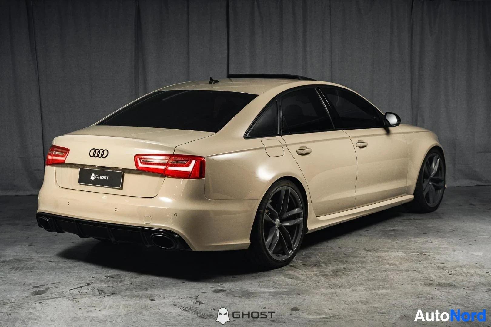 Takaviisto: Beige Audi S6, koko ajoneuvo näkyvissä, LED-takavalot ja mustat vanteet, studiotausta