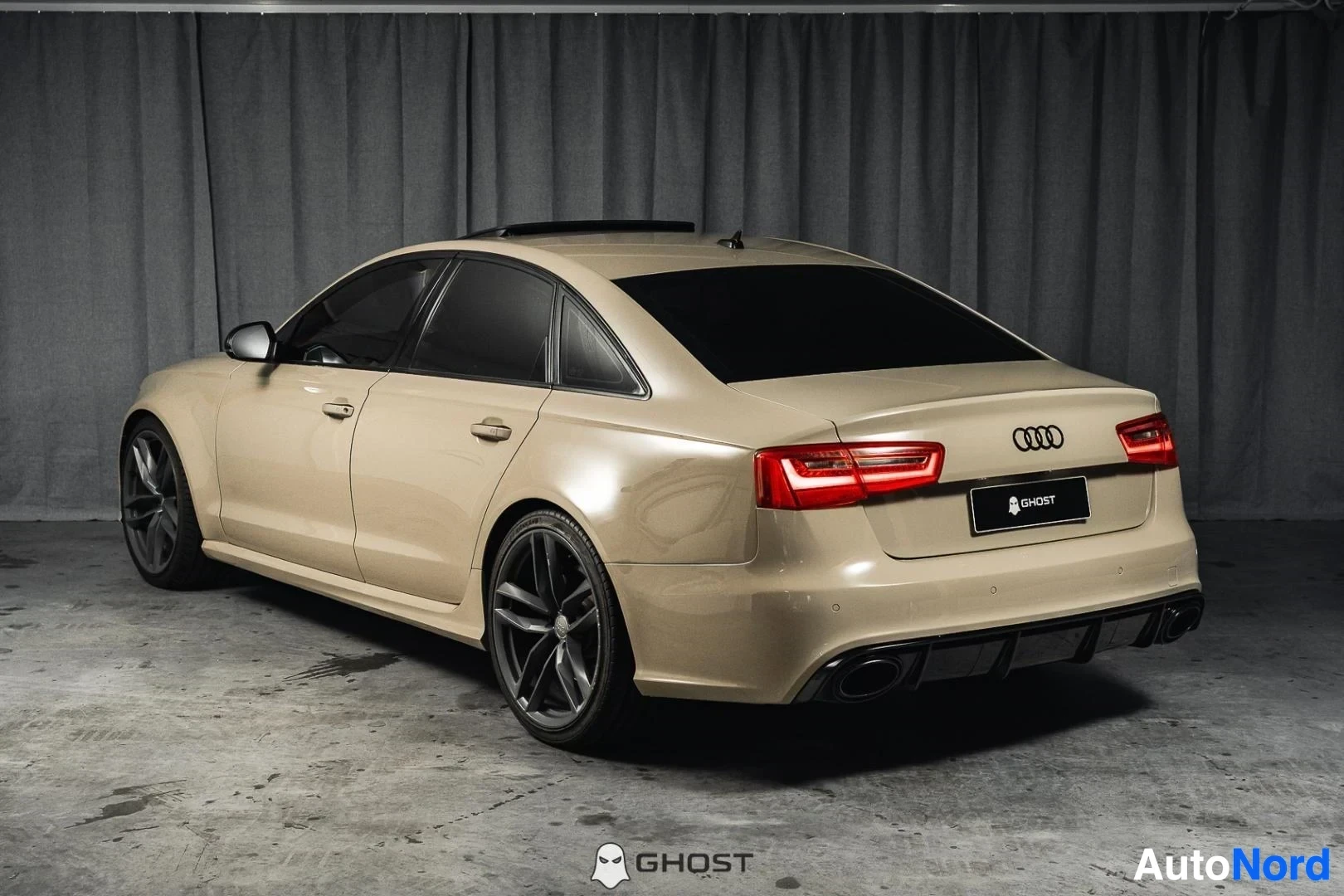 Takaviisto: Beige Audi S6, koko ajoneuvo näkyvissä, sedankori ja mustat vanteet, studiotausta
