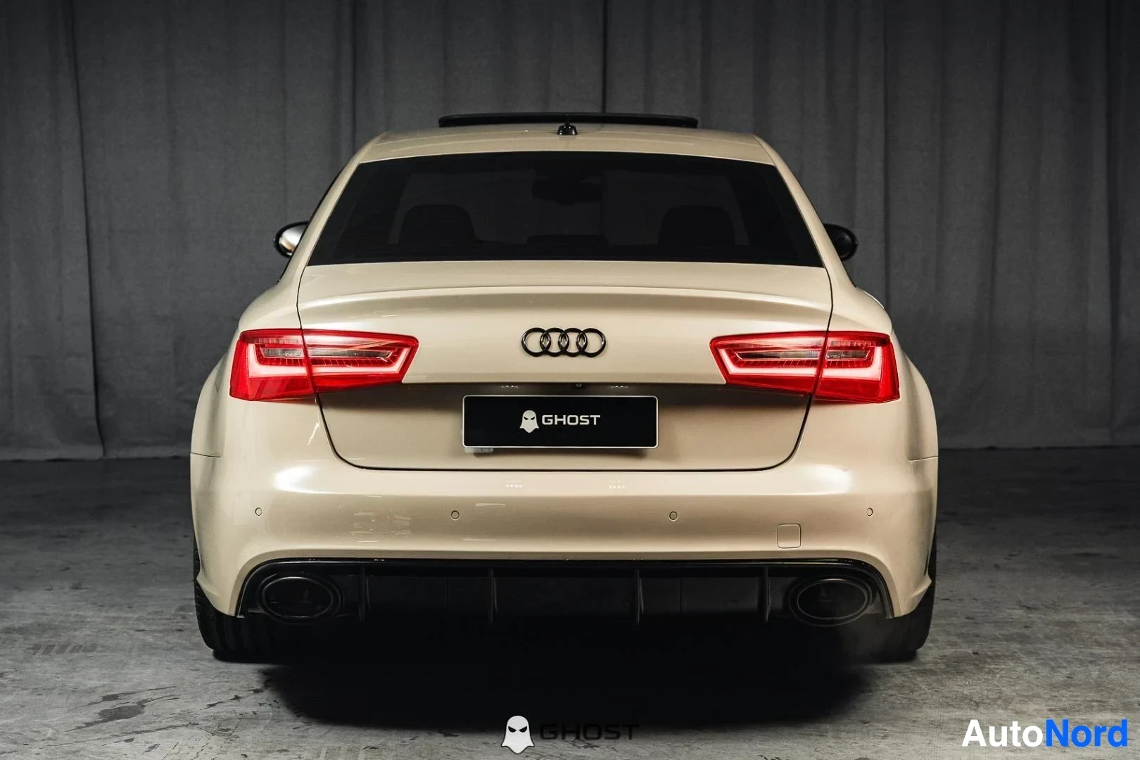 Takaa: Beige Audi S6, koko ajoneuvo näkyvissä, musta takadiffuusori ja pakoputken päät