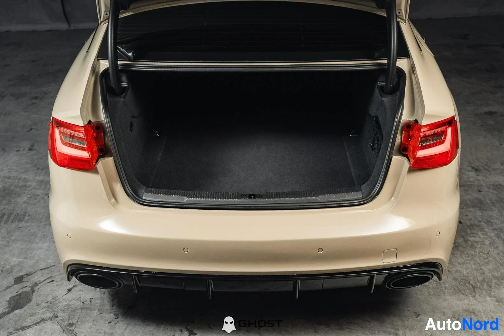Tavaratila: Beige Audi S6, avattu takaluukku ja tavaratila