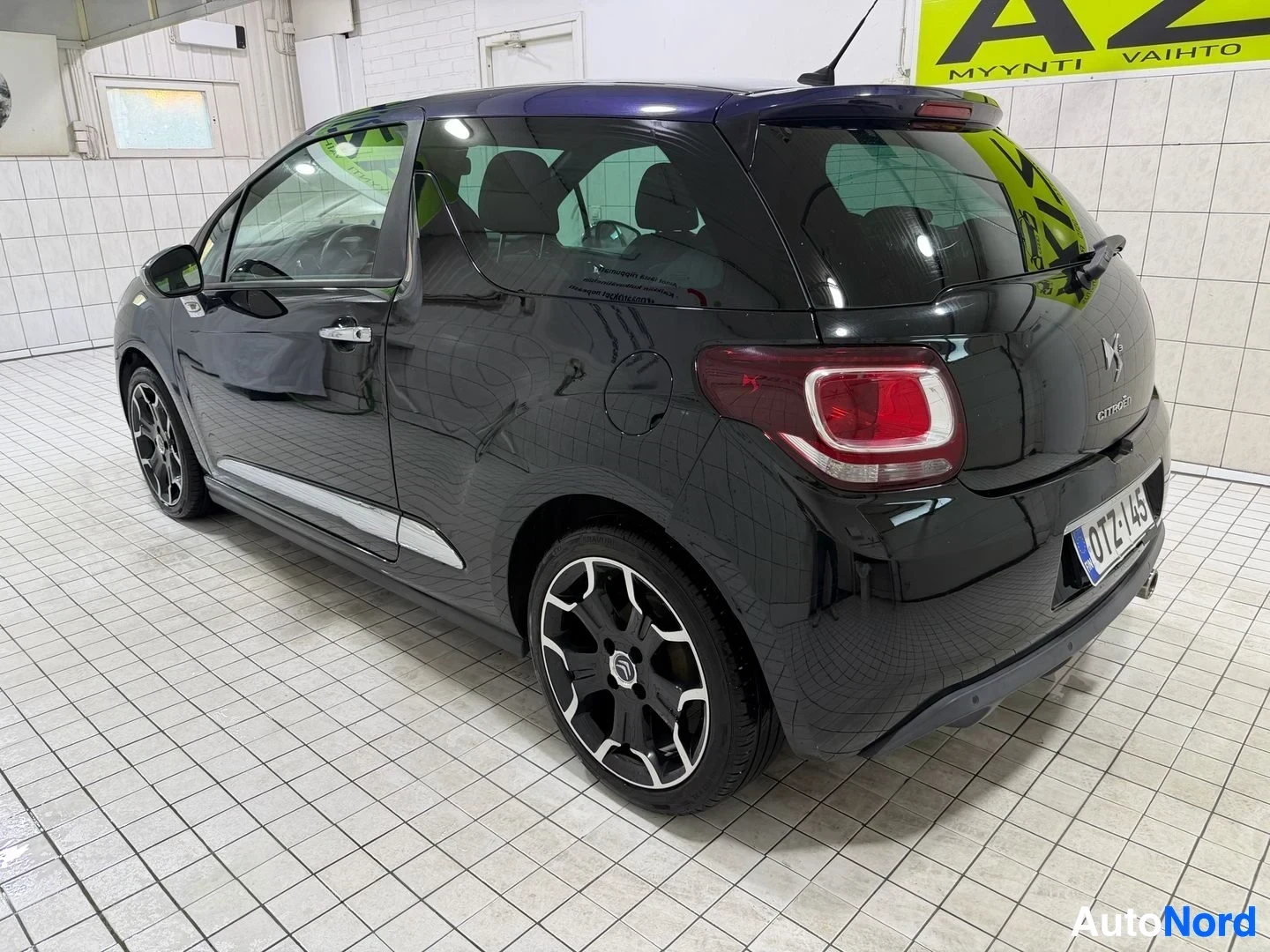 Takaviisto: Musta Citroën DS3 viistoperä oikea takakulma, näkyy takalamppu, ovi avattuna, alumiinivanne ja rekisterikilpi