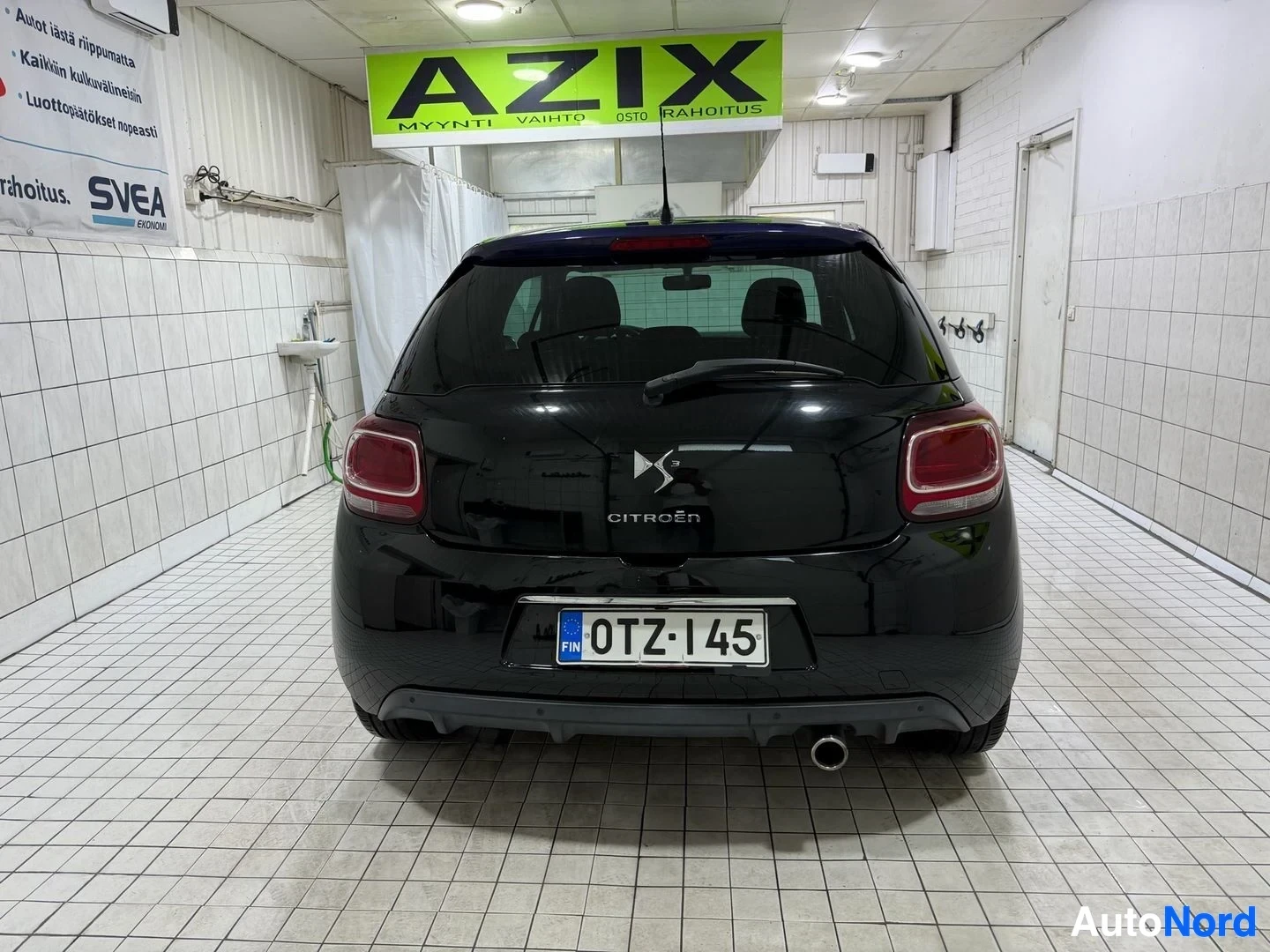 Takaa: Musta Citroën DS3 viistoperä takaa, näkyy takalamppu, takaovi suljettu, rekisterikilpi ja 'CITROËN' merkintä