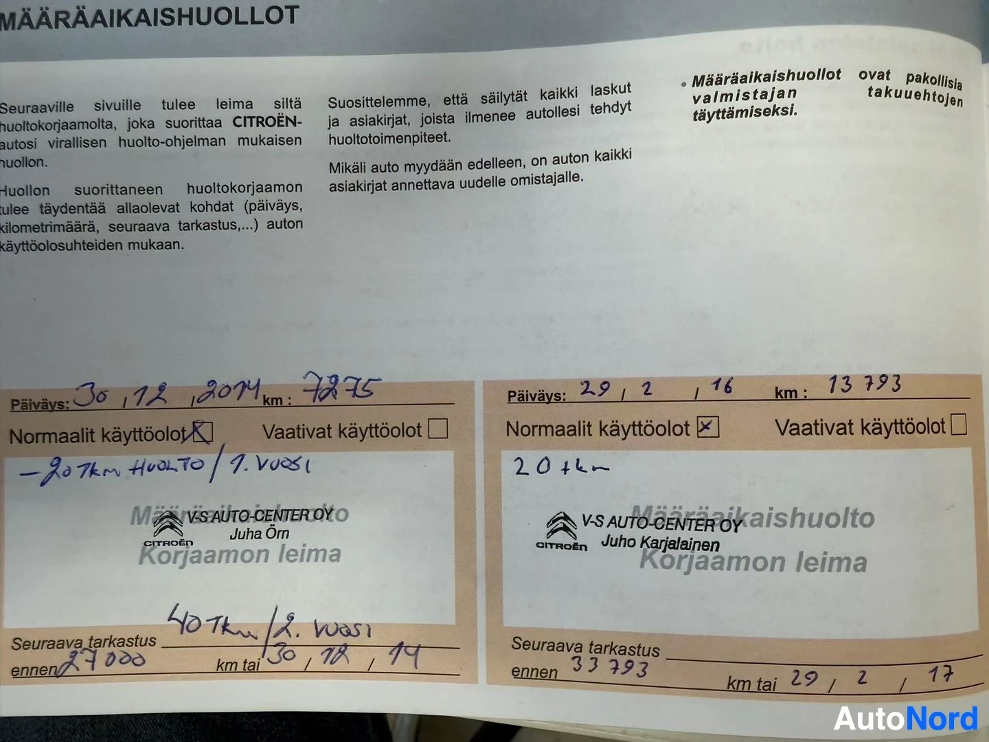 Asiakirja: Huoltokirjan sivuja, joissa näkyy määräaikaishuoltojen tietoja ja ohjavia tekstejä Citroënistä. Kaksi huoltokorttia, joissa on merkintöjä päivämääristä, ajokilo