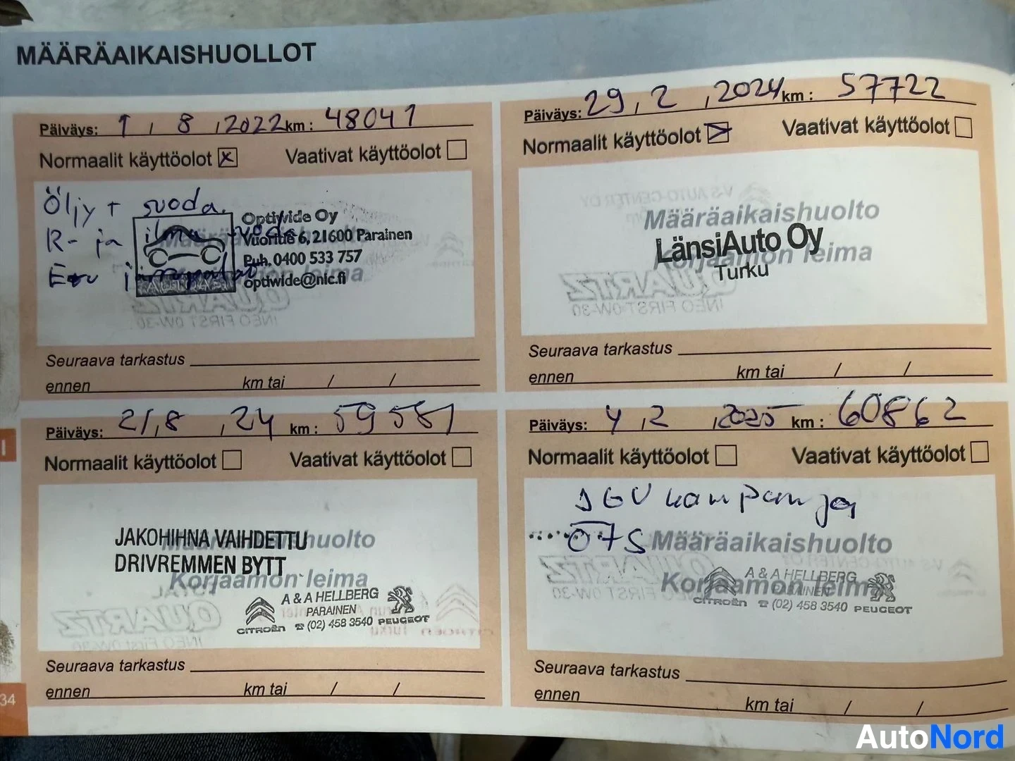 Asiakirja: Neljä huoltokorttia, joissa näkyy huoltojen päivämääriä, ajokilometrejä ja huoltopalveluita tuottavien liikkeiden leimat ja tietoja. Liikkeet ovat peräisin Para