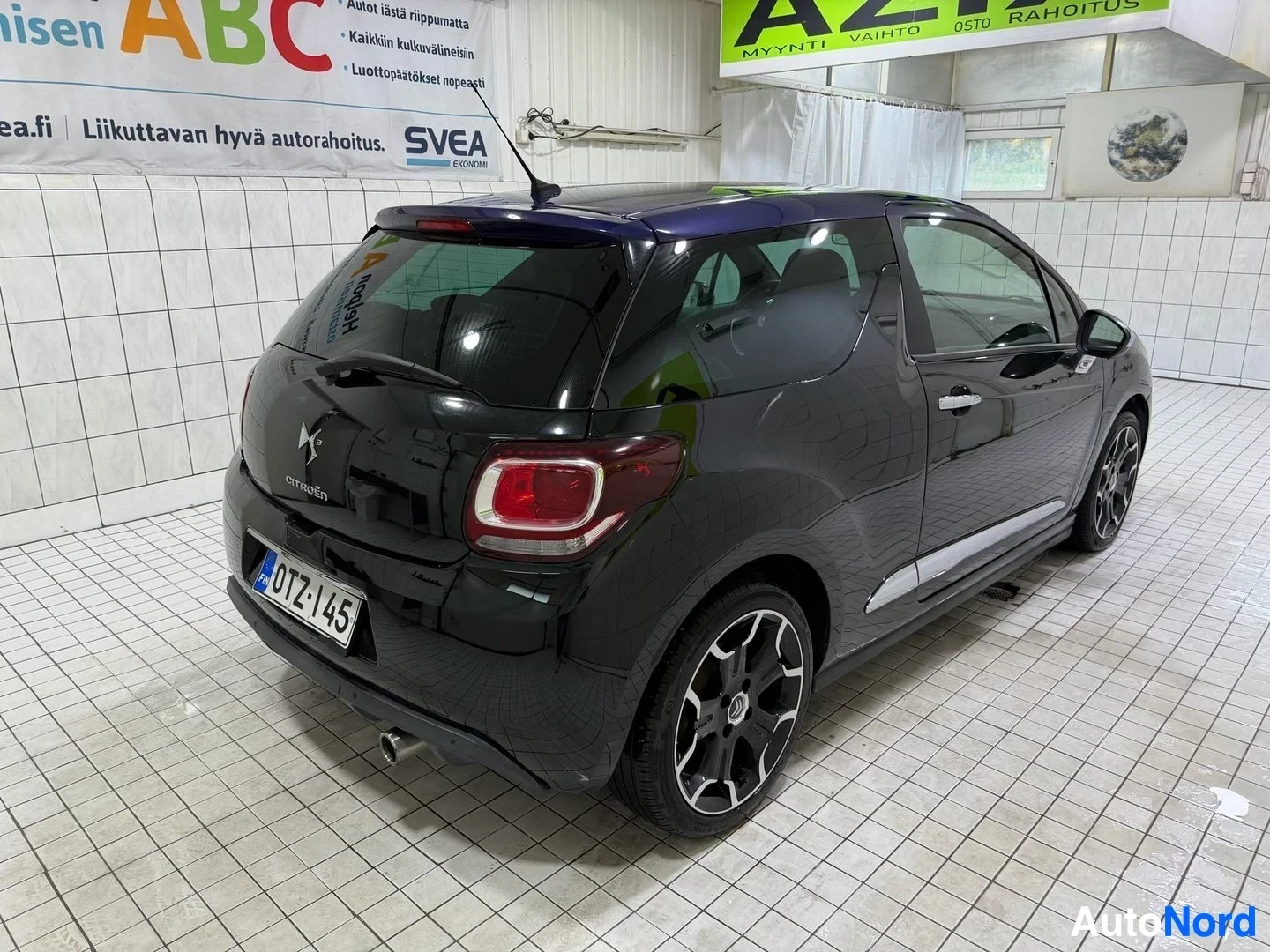 Takaviisto: Musta Citroën DS3 viistoperä oikea takakulma, näkyy takalamppu, ovi avattuna, alumiinivanne, rekisterikilpi ja 'CITROËN' merkintä