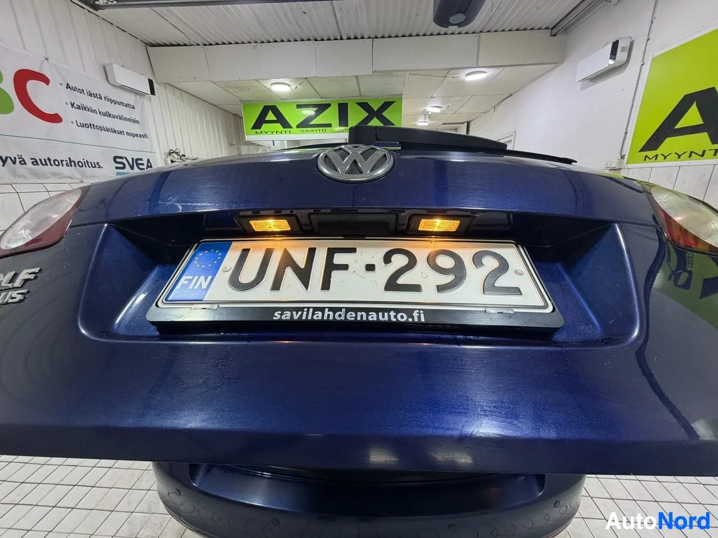 Takaa: Lähikuva auton takaosasta, jossa näkyy takaluukku, rekisterikilpi ja Volkswagen-logo