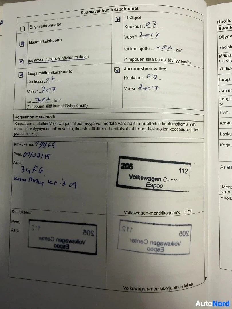 Asiakirja: Huoltokirjan sivu, jossa on merkintöjä seuraavista huoltotapahtumista. Sivulla näkyy päivämäärä "07/07/15" ja kilometrilukema "79965". Leima, jossa lukee "Volks