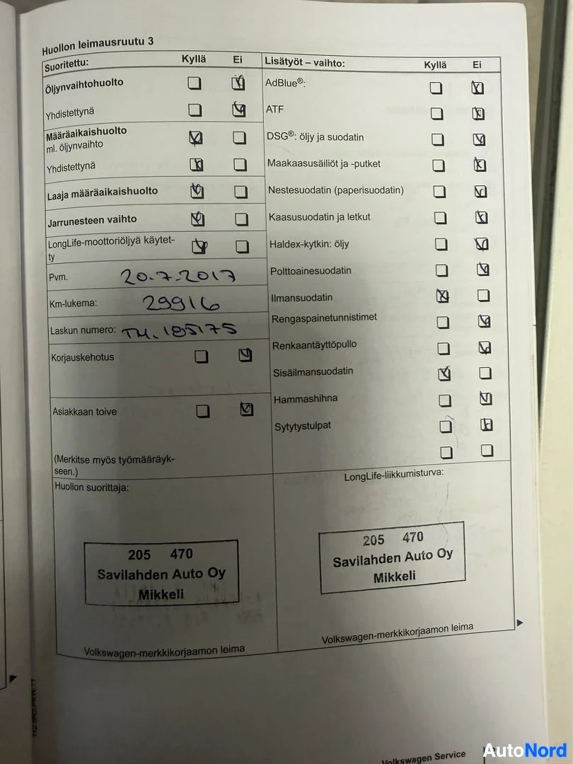 Asiakirja: Huoltokirjan sivu, jossa on täytettyjä kenttiä ja leimoja ajoneuvon huoltohistoriasta.