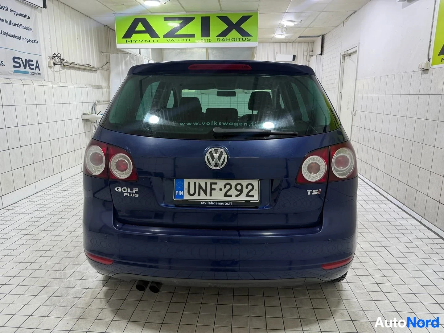 Takaa: Volkswagen Golf Plus takaa kuvattuna. Auton takaluukussa on Volkswagen-logo ja mallimerkinnät "GOLF PLUS" ja "TSI". Rekisterikilpi "" on sijoitettu takal
