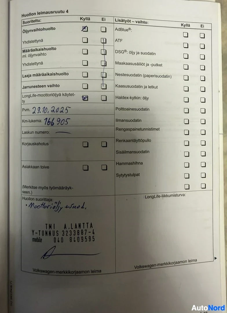 Asiakirja: Huoltokirjan sivu, jossa on täytettyjä kenttiä ja leimoja ajoneuvon huoltohistoriasta.