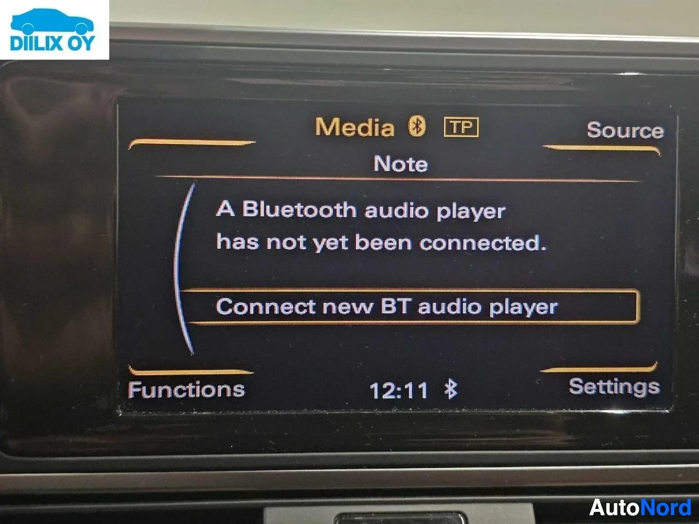Yksityiskohta: Navigointilaitteen näyttö, jonka viesti kertoo, ettei Bluetooth-audiolaitetta ole vielä yhdistetty.