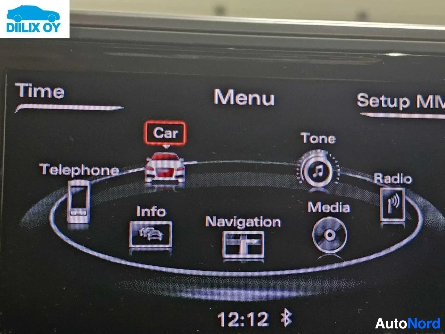 Yksityiskohta: Navigointilaitteen päävalikko näyttää vaihtoehtoja: Auto, Puhelin, Info, Navigointi, Media ja Radio.