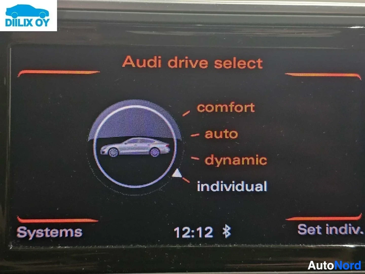 Yksityiskohta: Infotainment-näytön näkymä, joka esittää Audi Drive Select -ajotilajärjestelmää, jossa näkyy neljä vaihtoehtoa: comfort, auto, dynamic ja individual. Bluetooth-