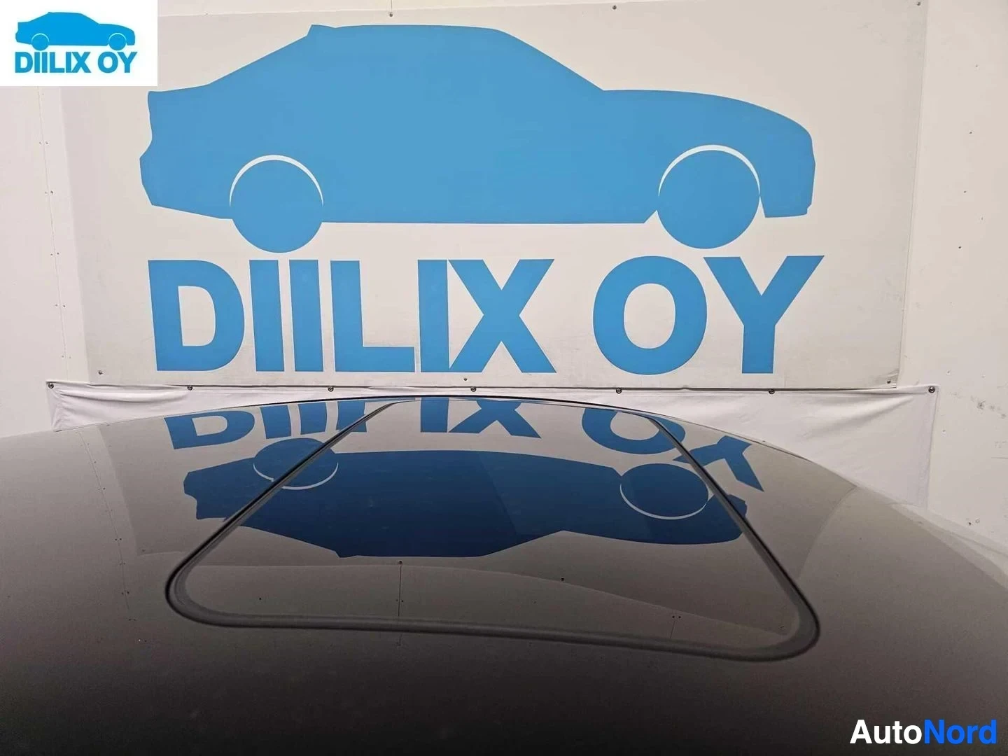 Muu: Sininen auto merkki DIILIX OY yrityksen mainoksessa hallissa.