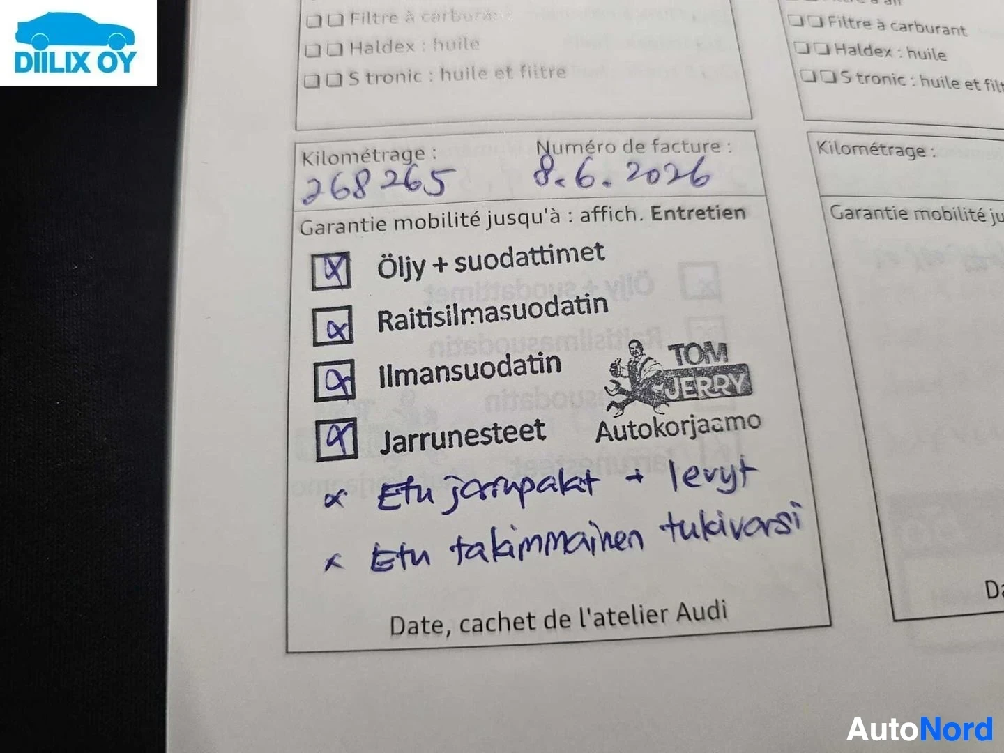 Asiakirja: Audon huoltokirjan sivu, näkyvissä kilometrilukema, huoltohistoria ja tarkistusruudukot.