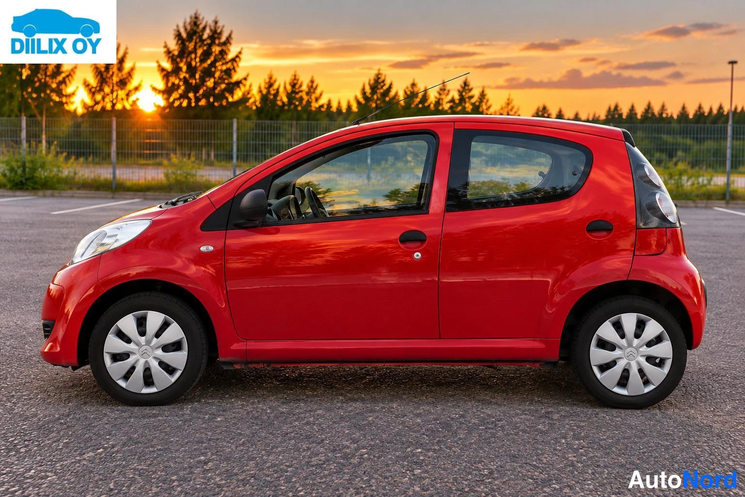 Sivulta: Punainen Citroën C1 sivuprofiilissa, nokka vasemmalla.