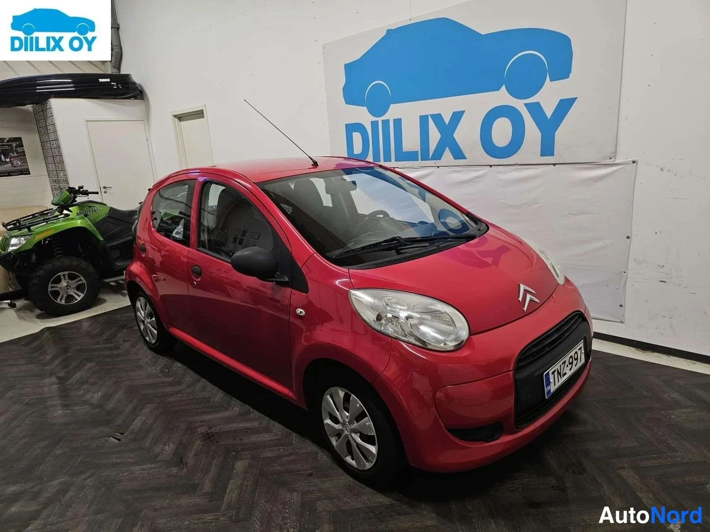 Punainen Citroen C1 2012, etuviisto, keula oikealle, kuva 4