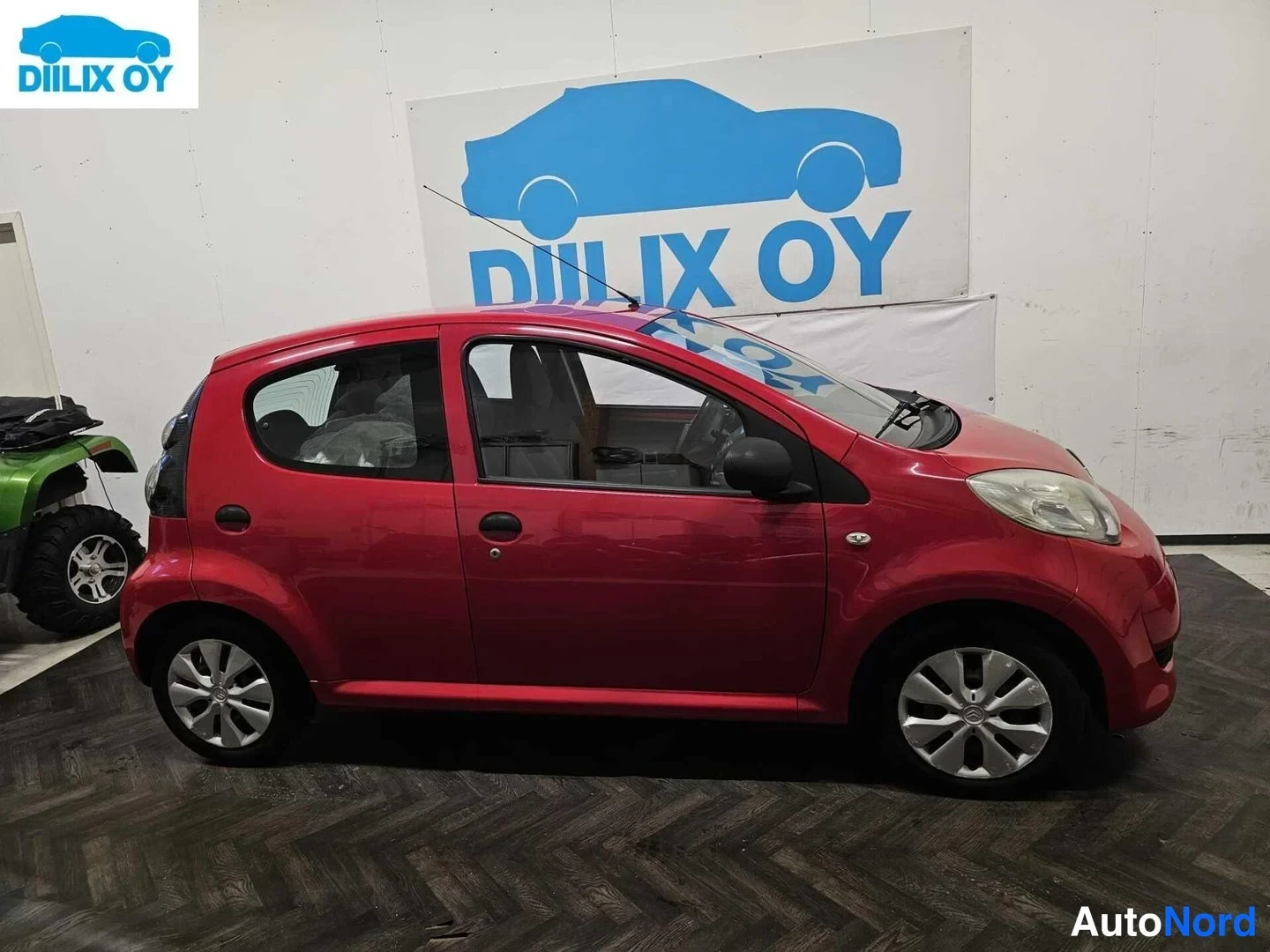 Punainen Citroen C1 2012, etuviisto, keula oikealle, kuva 3