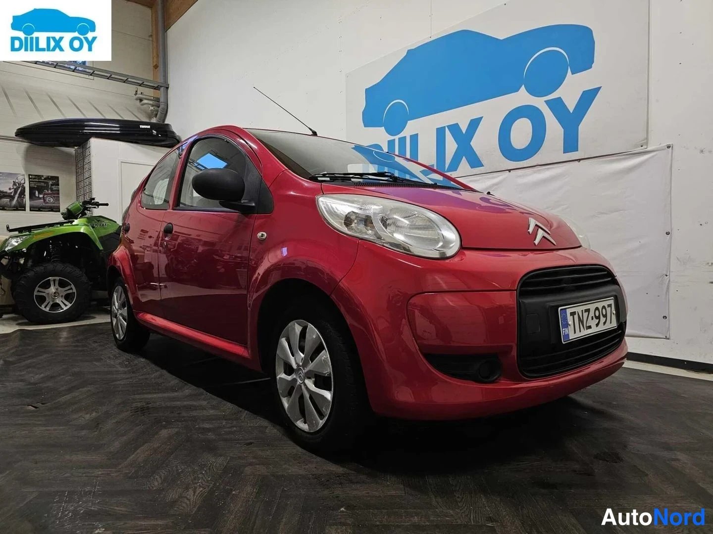 Punainen Citroen C1 2012, etuviisto, keula vasemmalle, kuva 2