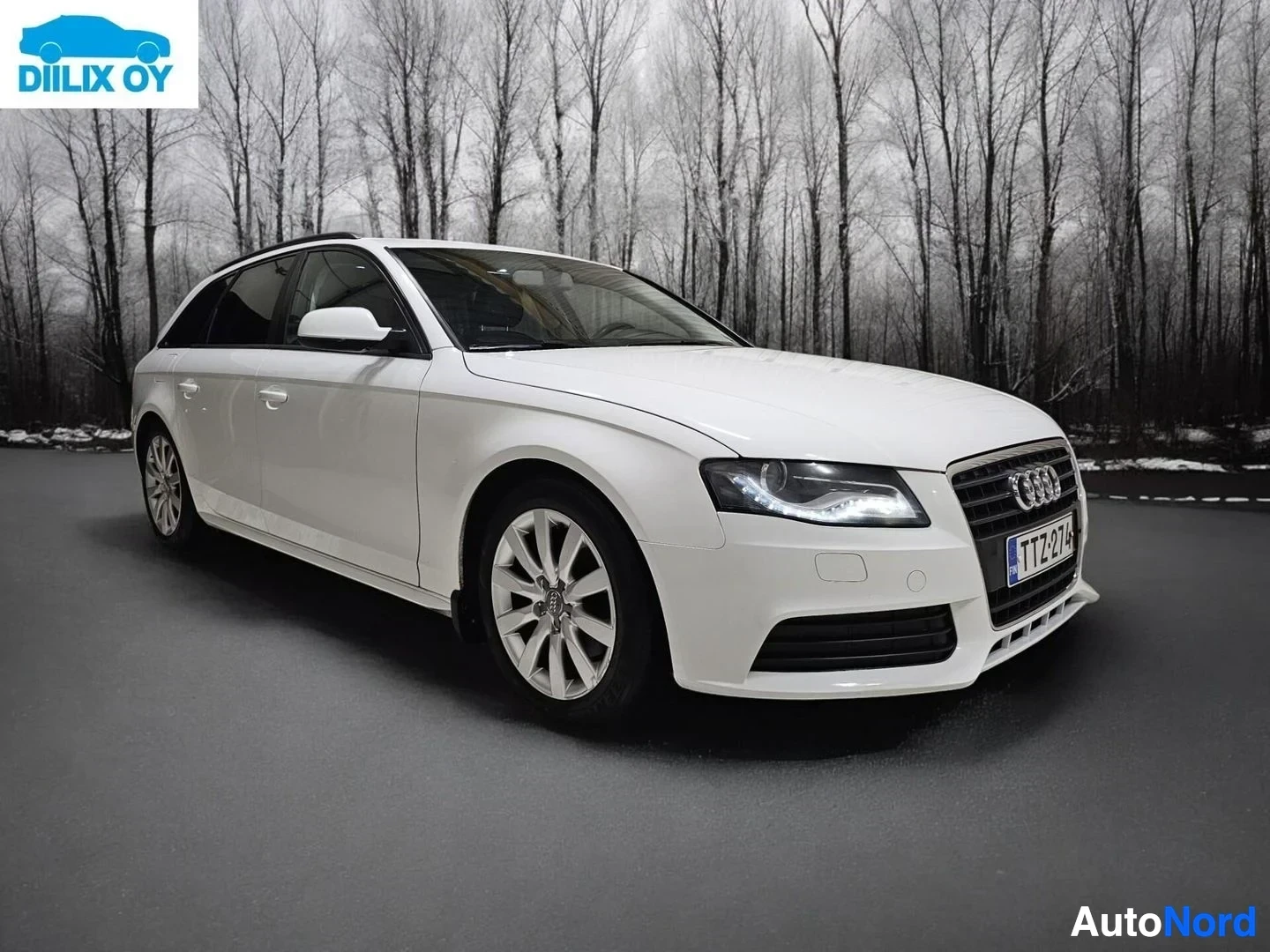 Etuviisto, nokka vasemmalle: Valkoinen Audi A4 Avant kuvattu kolmelta sivulta edestä, auton nenä osoittaa vasemmalle kuvan reunaa kohti.