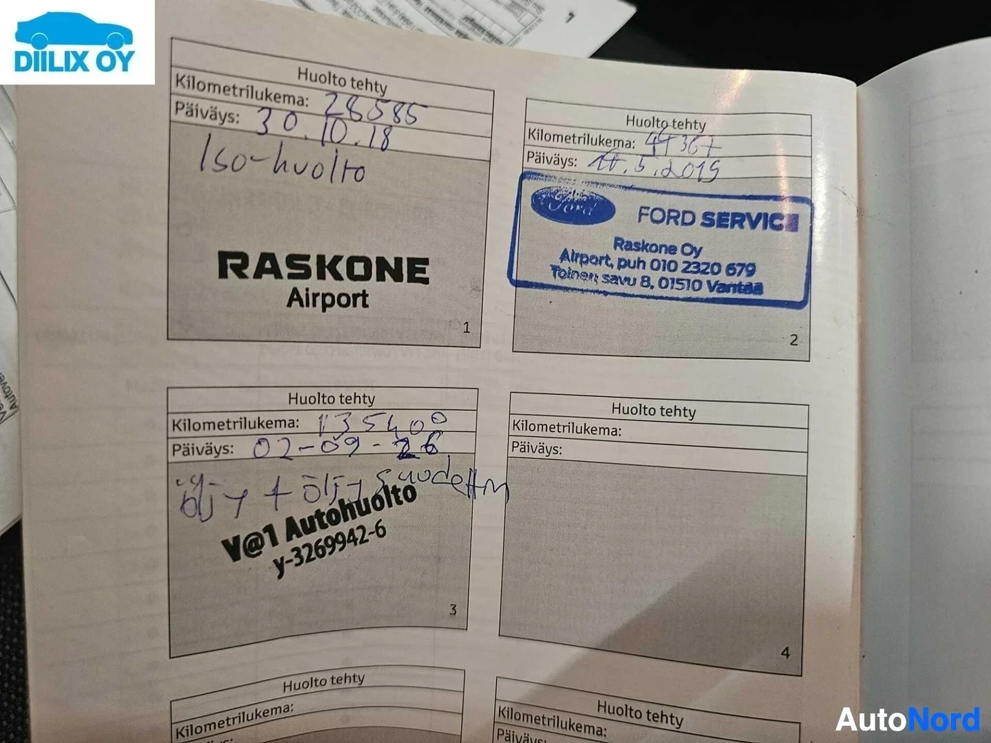 Asiakirja: Huoltokirjan sivulla näkyy neljä huoltotietokortia, joista kaksi näyttää kilometrilukeman ja päivämäärän. Ensimmäinen on Raskone Airport -huollosta, toinen Ford