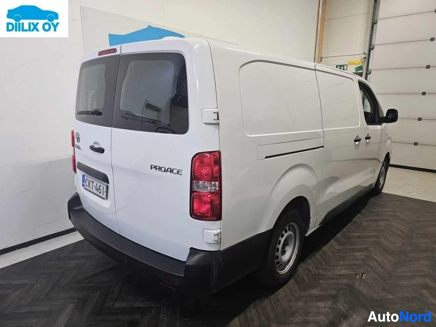 Takaviisto: Valkoinen Toyota Proace -pakettiauto takaa ja vasemmalta, näkyy PROACE-teksti takaovesta ja rekisterikilpi