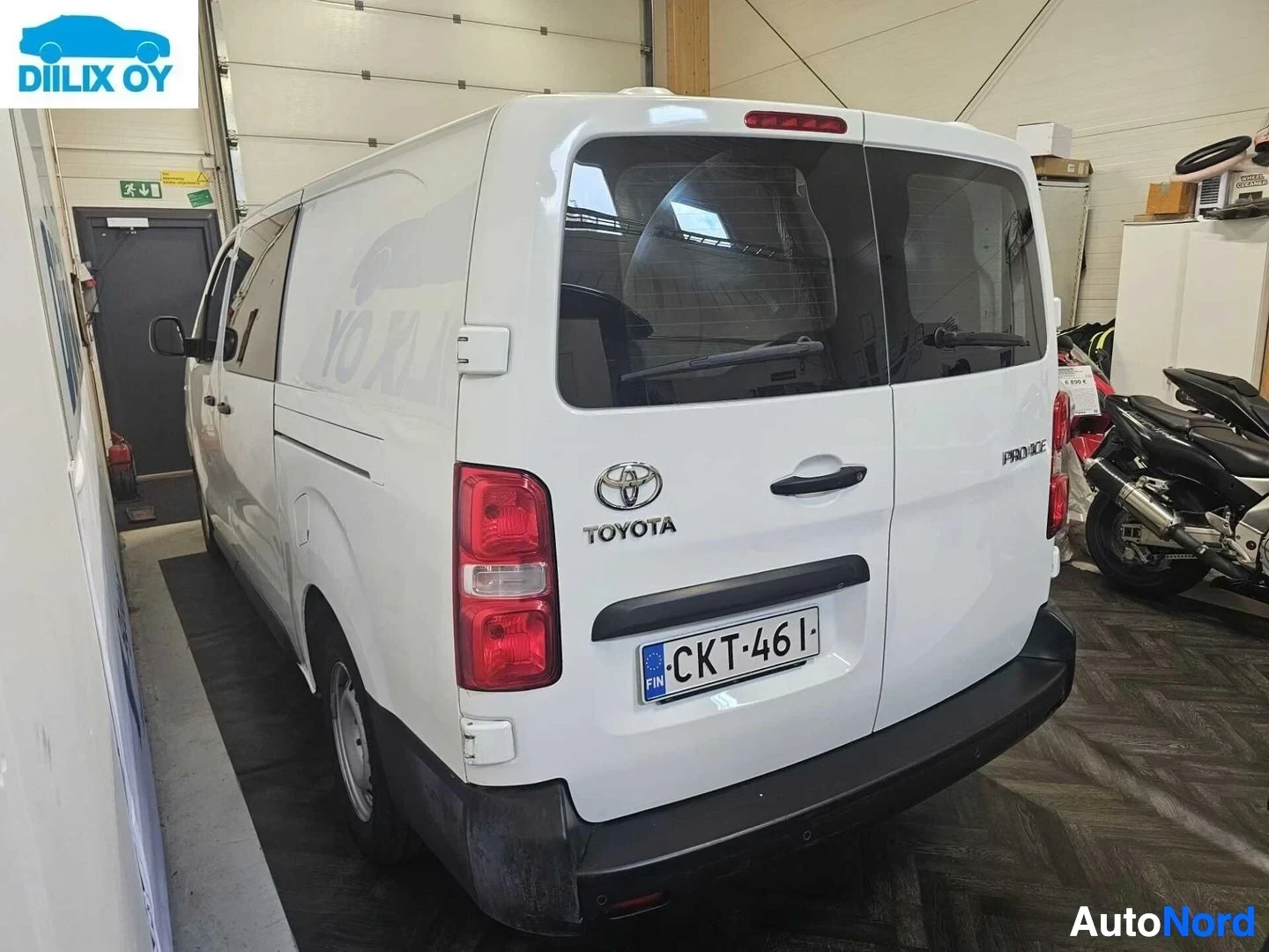 Takaa: Valkoinen Toyota Proace -pakettiauto takaa, näkyy TOYOTA-merkki, PROACE-teksti ja rekisterikilpi