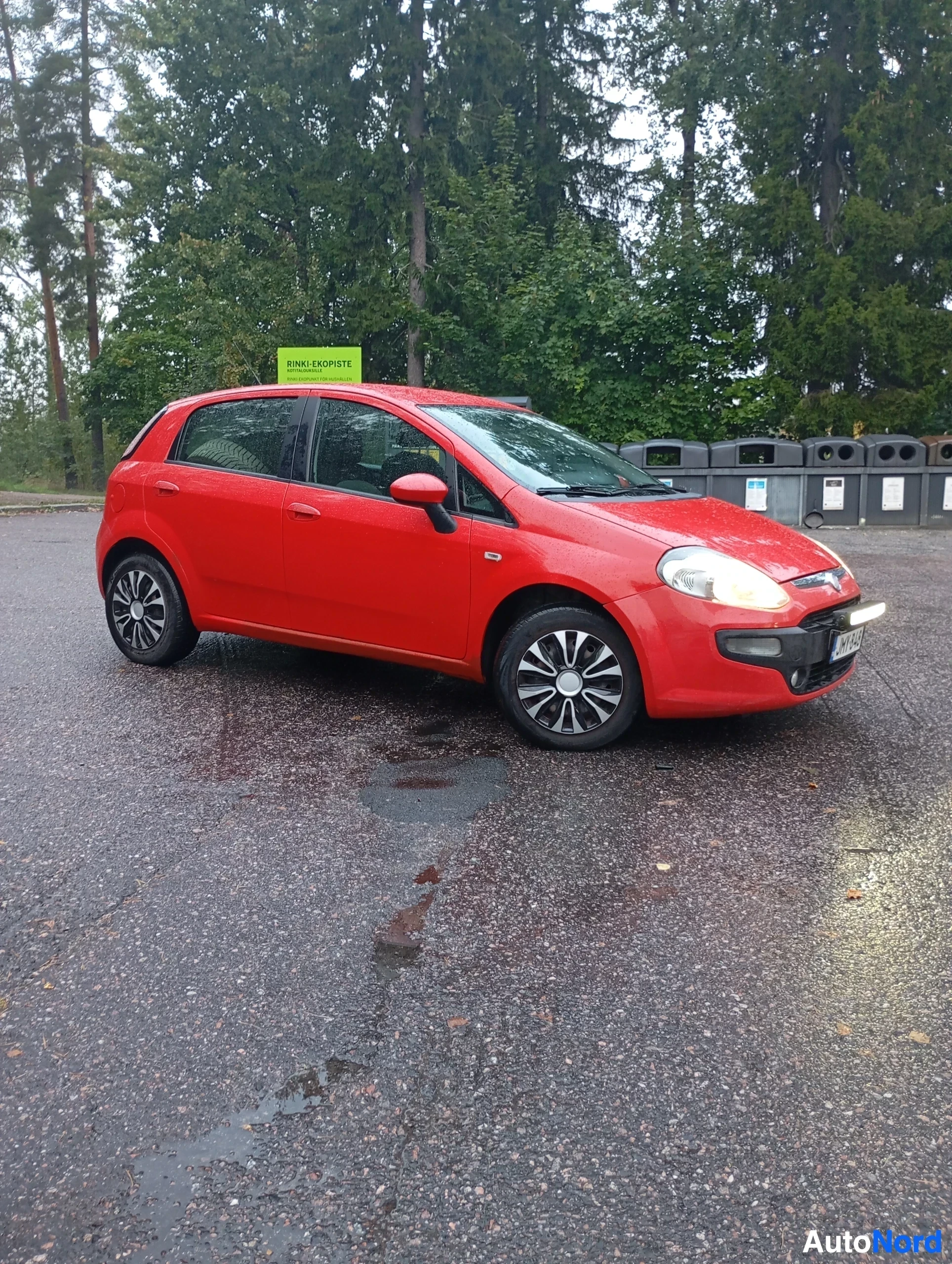 Punainen Fiat Punto Evo 2011, ulkokuva 2 – Vantaa