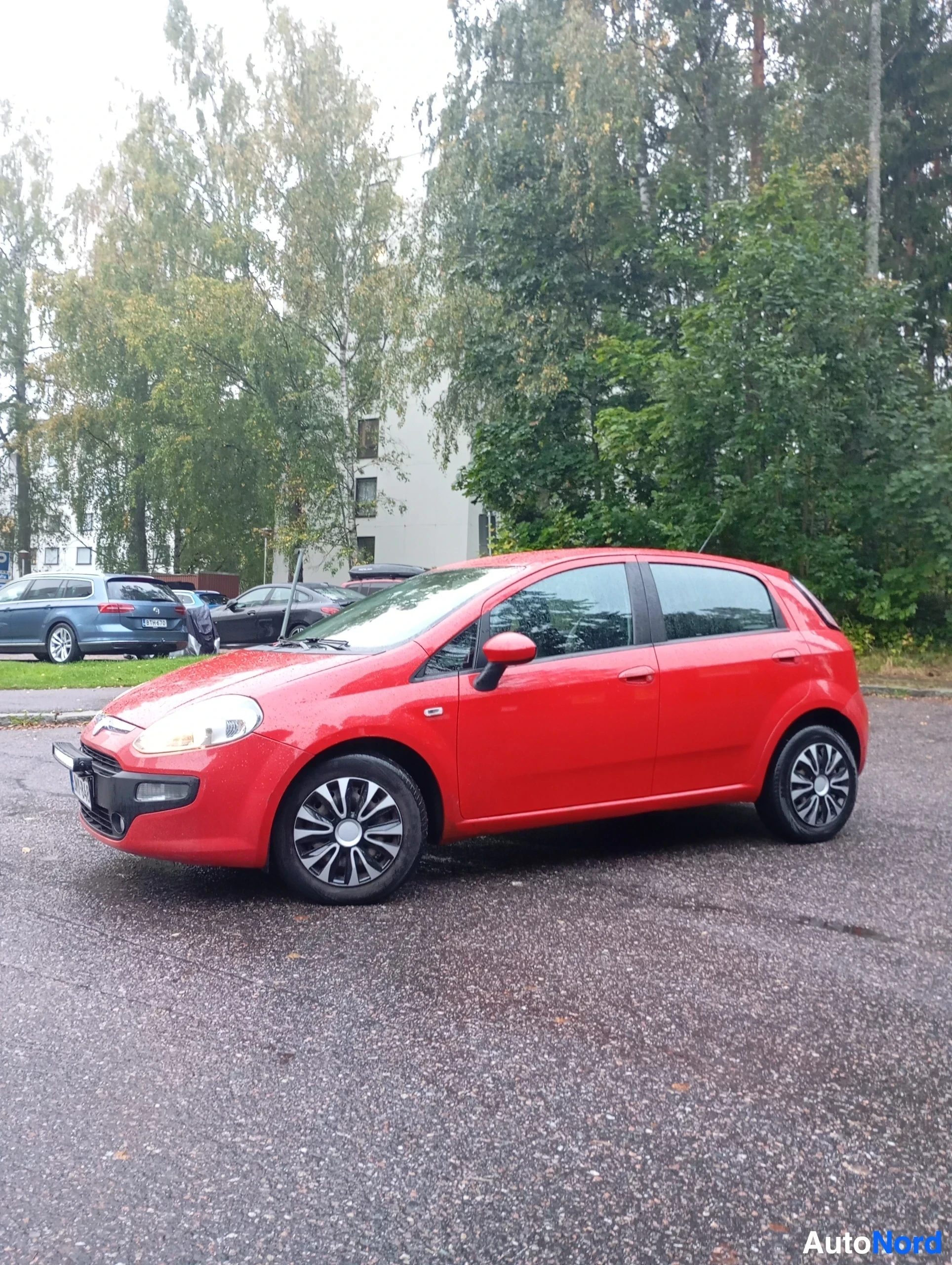 Punainen Fiat Punto Evo 2011, ulkokuva 3 – Vantaa