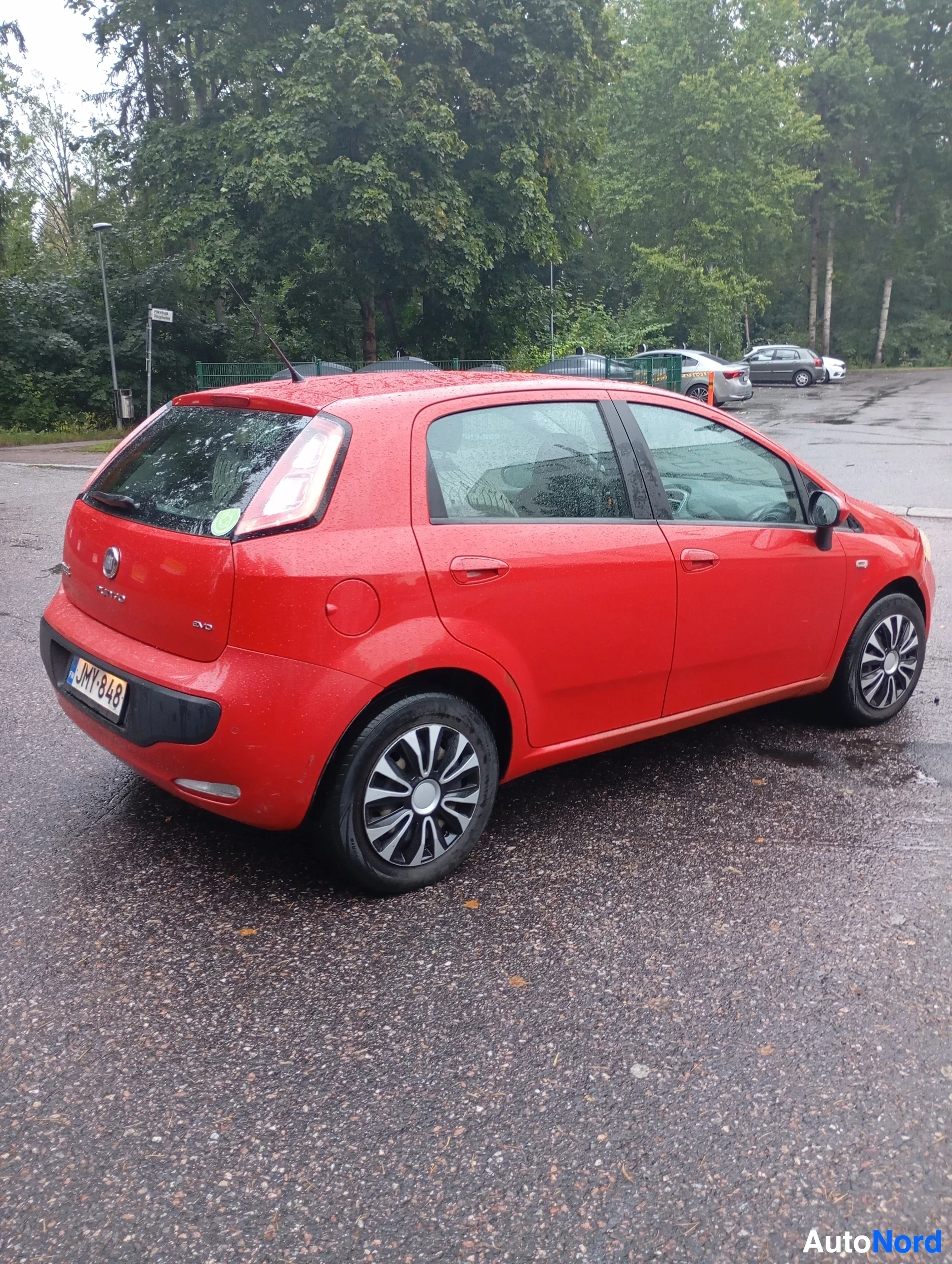 Punainen Fiat Punto Evo 2011, ulkokuva 4 – Vantaa
