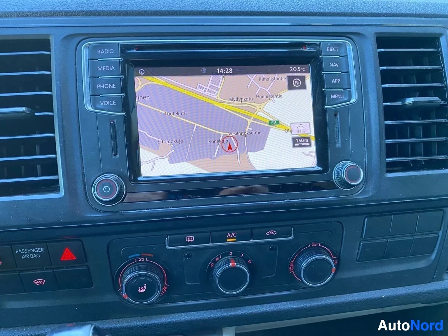 Ohjaamo: Kuva auton infotainment-järjestelmän näytöstä, jossa on karttanäkymä navigaattorista ja näkyvillä on myös radion, median, puhelimen ja älypuhelinsovellusten val