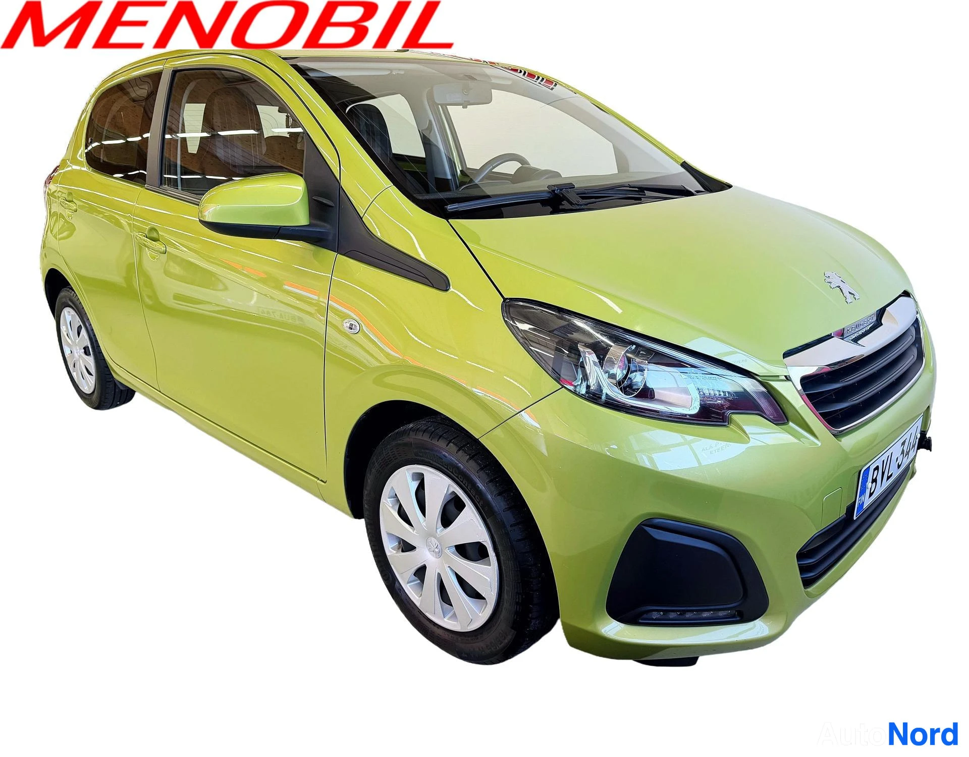 Etuviisto, nokka vasemmalle: Vaaleanvihreä Peugeot 108 auton etuosa ja vasen puoli näkyvissä. Etupuskurissa on mustat ilmanottoaukot ja valkoiset vanteet ovat näkyvillä. Kuvan vase