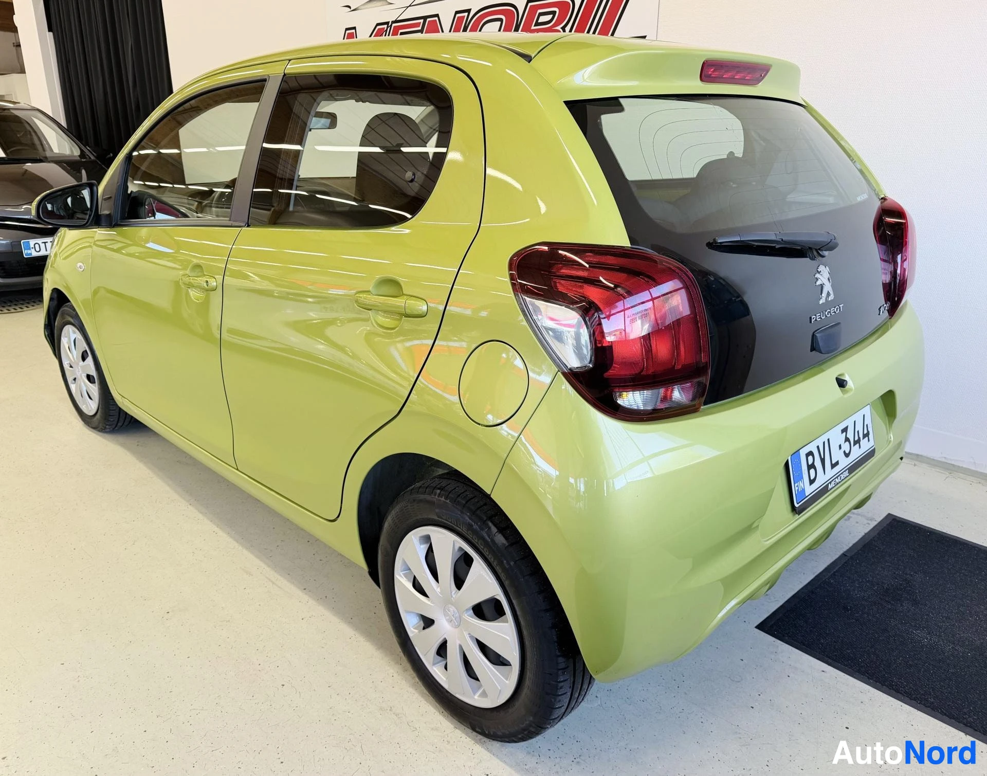 Takaviisto: Vaaleanvihreä Peugeot 108 auton takaosa ja oikea kylki. Takaosassa on tumma takaluukku ja rekisterikilpi. Takaikkunan yläpuolella näkyy pieni spoileri