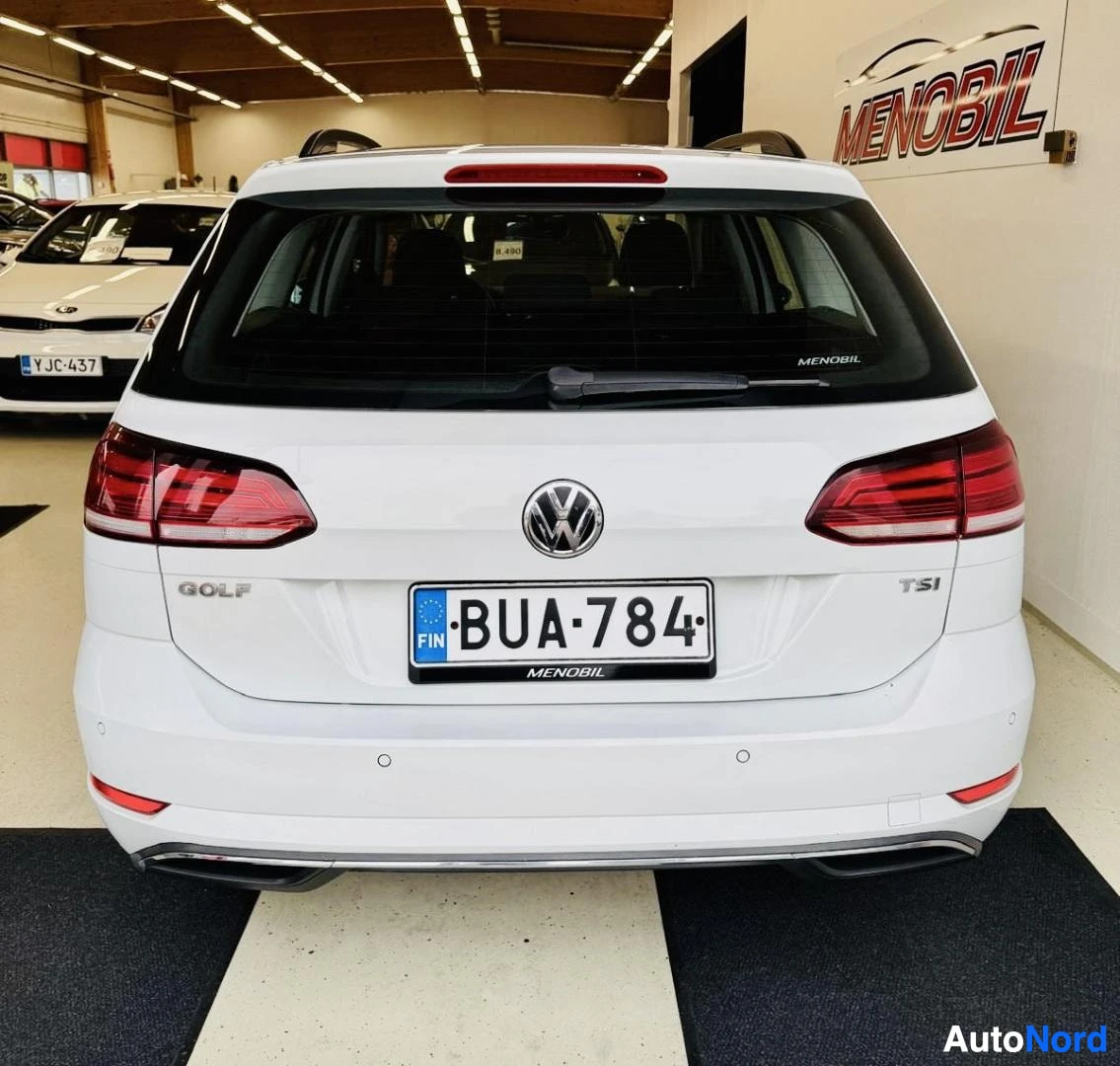 Takaa: Valkoinen farmariauto takaa päin kuvattuna. Autossa on rekisterikilpi, GOLF- ja TSI-logot sekä takapyyhin