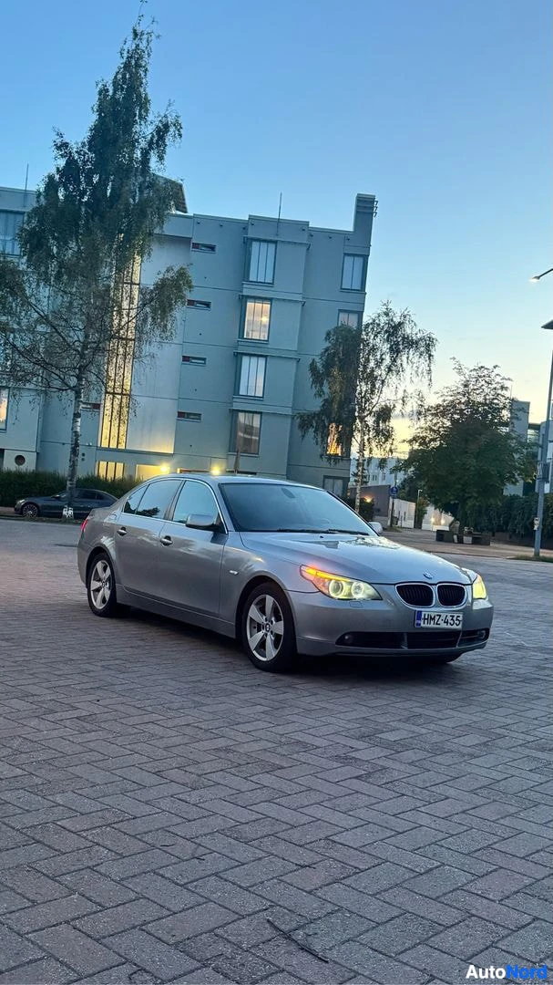 Sivulta: Harmaa BMW 530d xDrive 2007, ulkokuva 1