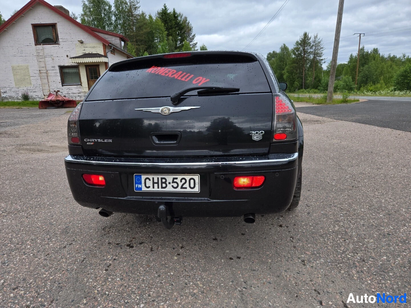 Takaa: Musta Chrysler 300C farmari takaa kuvattuna, peräkoukku ja rekisterikilpi näkyvissä