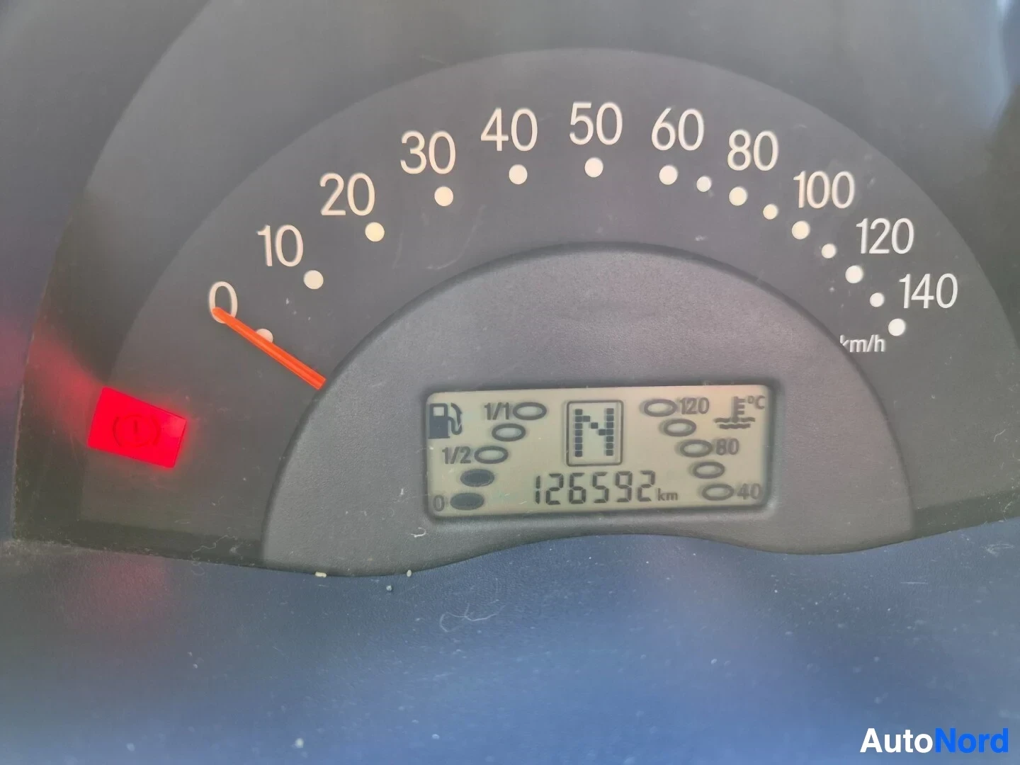 Yksityiskohta: Lähikuva Smart Fortwon digitaalisesta mittaristonäytöstä, joka näyttää mittarilukeman 126592 km.