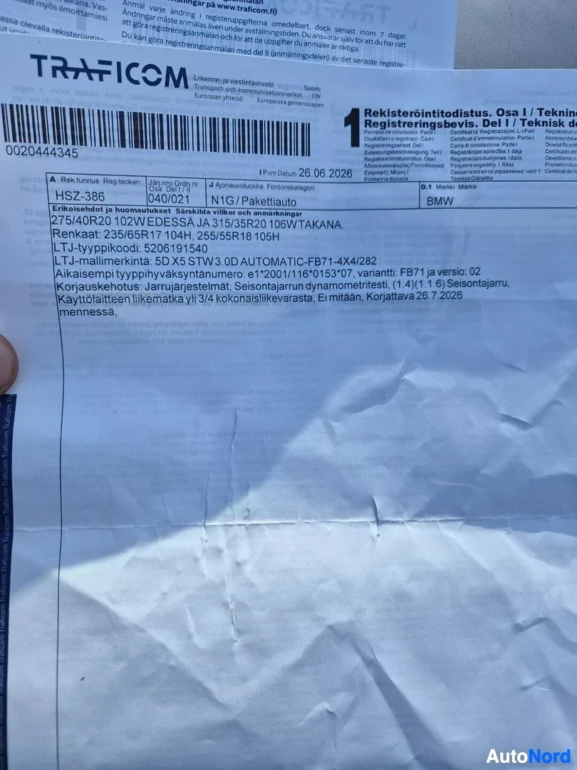 Asiakirja: Ajoneuvon rekisteröintitodistuksen I-osan II-sivu. Yläreunassa viivakoodi ja numero 0020444345. Sisältää tietoja auton renkaista, LTJ-tyyppikoodin, mallimerkinn