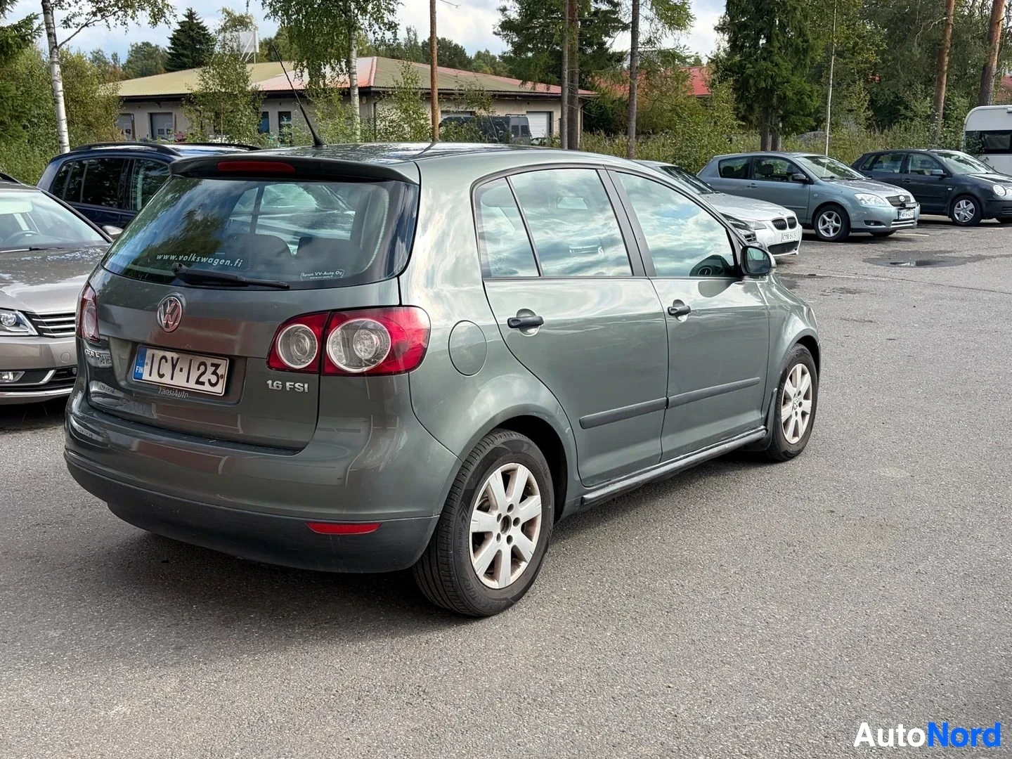 Takaviisto: Harmaan Volkswagen Golf Plus -henkilöauton takaosa, jossa "1.6 FSI" -merkintä, rekisterikilpi ""