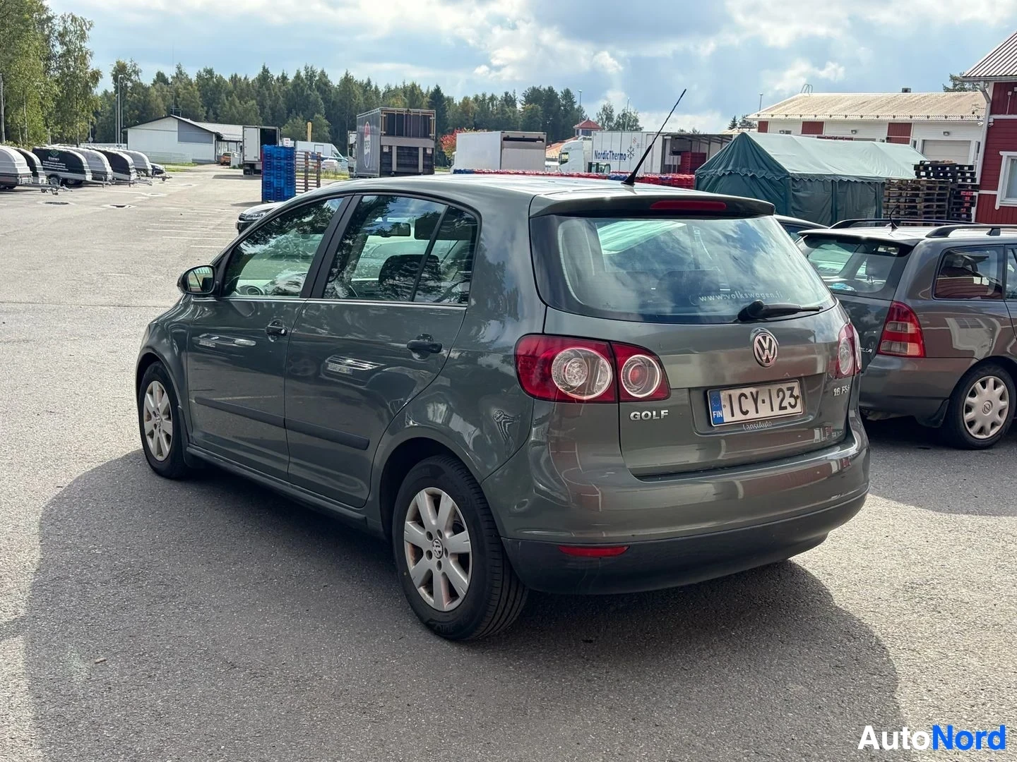 Takaviisto: Harmaan Volkswagen Golf Plus -henkilöauton takaosa, jossa "GOLF"- ja ""-rekisterikilpi