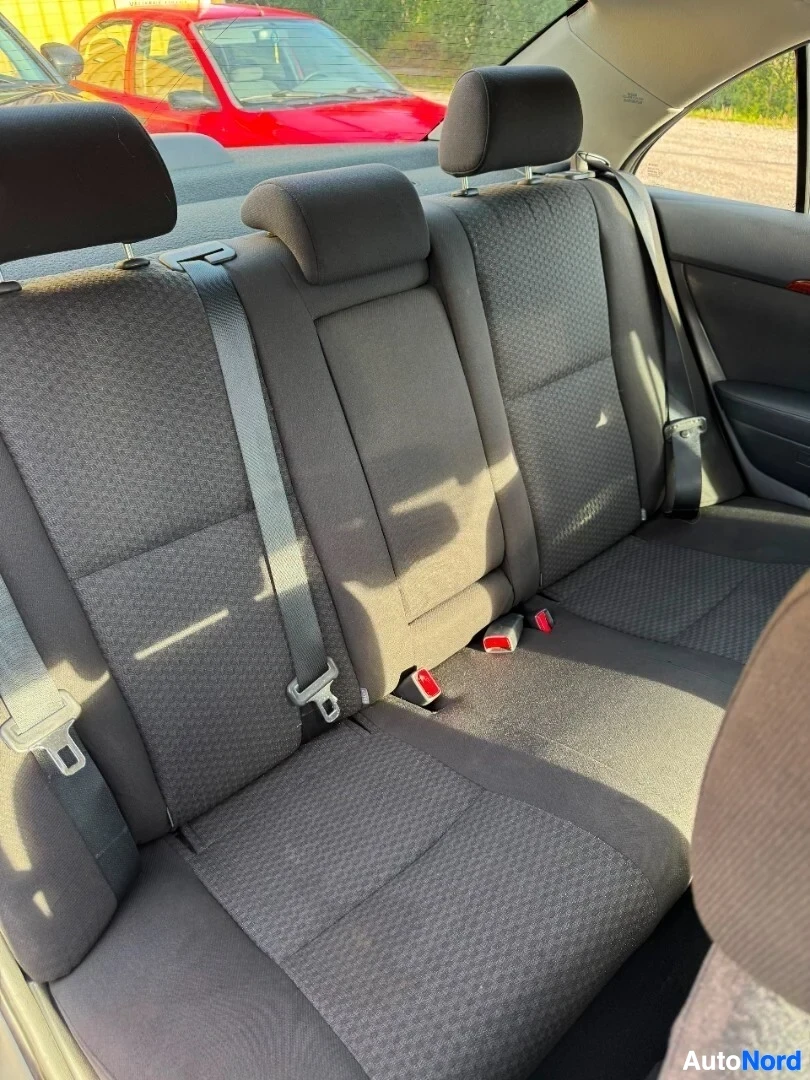 Takaistuimet: Kuva auton takaistuimista. Kolme istuinpaikkaa on näkyvissä, joissa turvavyöt ja kaksi ISOFIX-kiinnikettä.