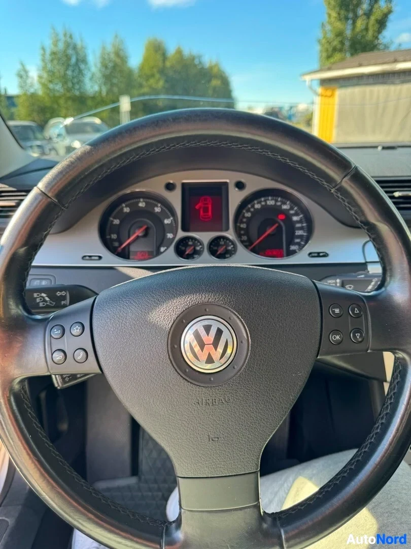 Ohjaamo: Ohjauspyörä, jossa on Volkswagen-logo ja monitoiminäppäimiä. Mittaristo näkyy taustalla.